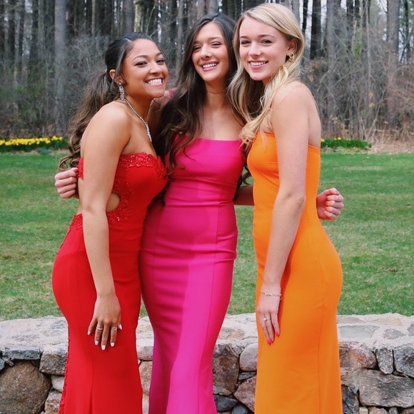 STUNNING RED FAVIANA PROM DRESS - Picture 5 of 5